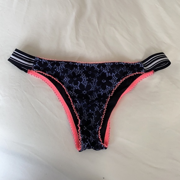 Victoria’s Secret Bikini - Picture 3 of 3